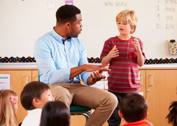 آموزش زبان انگلیسی کودکان (۷ تا ۱۲ سال) 9 بهترین سن برای شروع آموزش زبان انگلیسی چیست؟