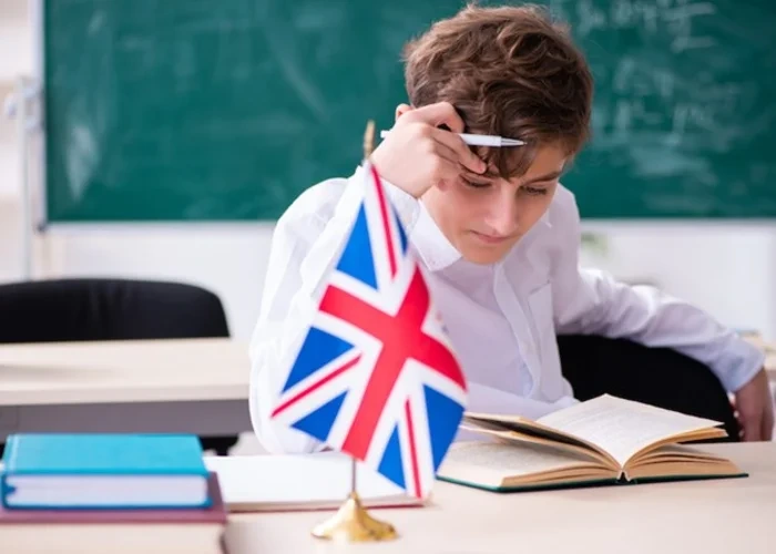 تفاوت ساختاری و مفهومی am، is، are با فعل های معمولی