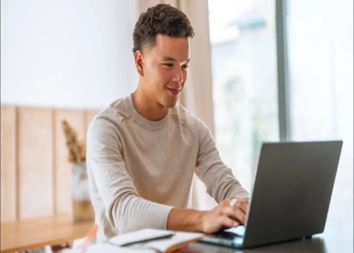 چرا تکنیک Shadowing در زبان انگلیسی موثر است؟